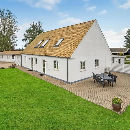 Eight-bedroom In Feriehus